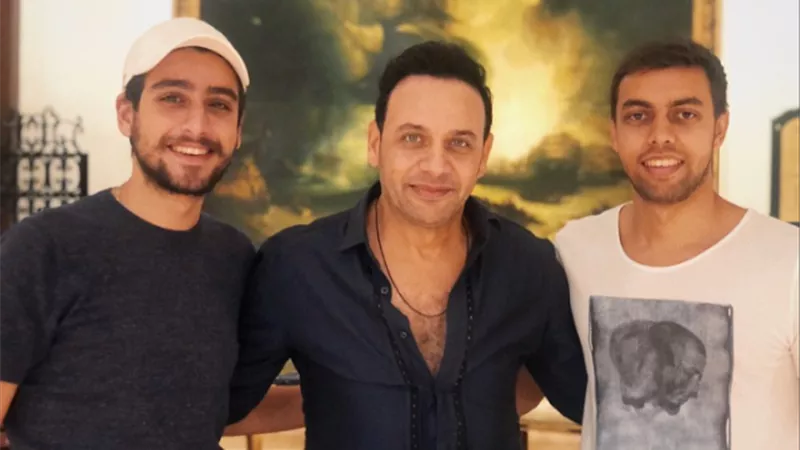 بالصور.. تيام مصطفي قمر يهني والده بعيد ميلاده