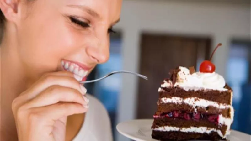 تناول الحلويات يتسبب في إصابتك بـ أمراض خطيرة ومزمنة.. إليك التفاصيل