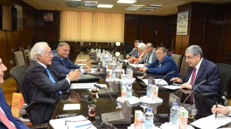 وزير الكهرباء يبحث مع رئيس اتحاد شركات Copelouzos اليونانية سبل تعزيز التعاون