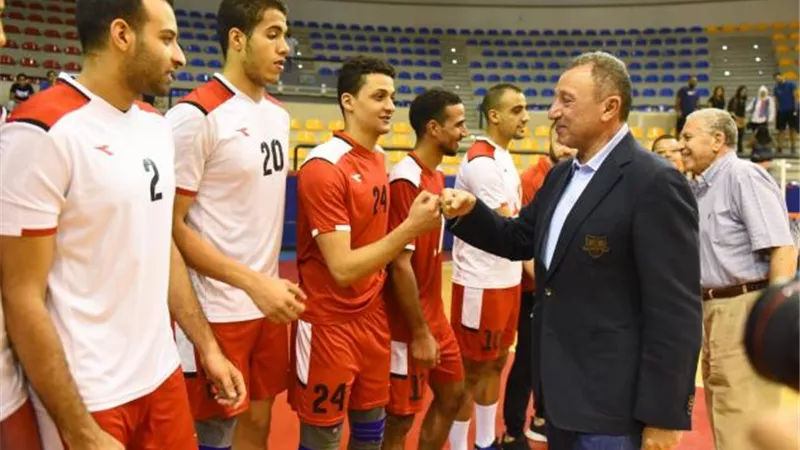 الخطيب يصافح طائرة الزمالك والجيش على هامش تتويج الأهلي بكأس مصر