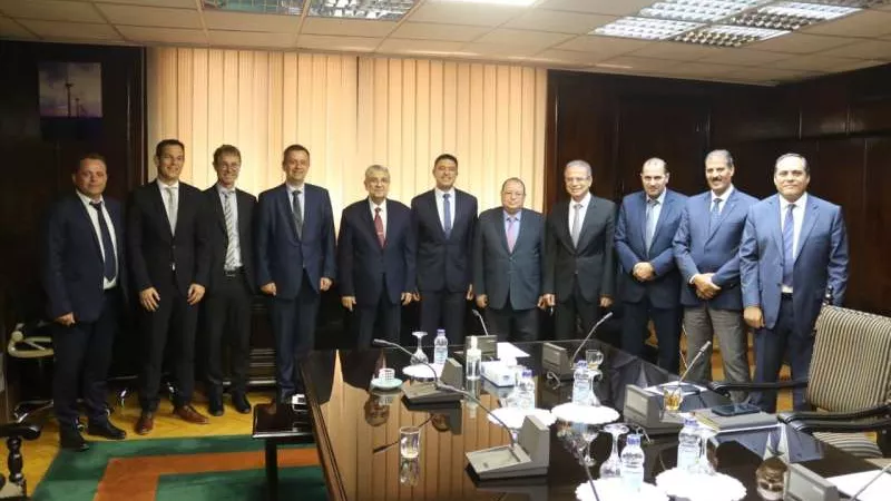وزير الكهرباء يتابع مع «شنايدر إلكتريك» الأعمال بمراكز التحكم والتعاون المشترك
