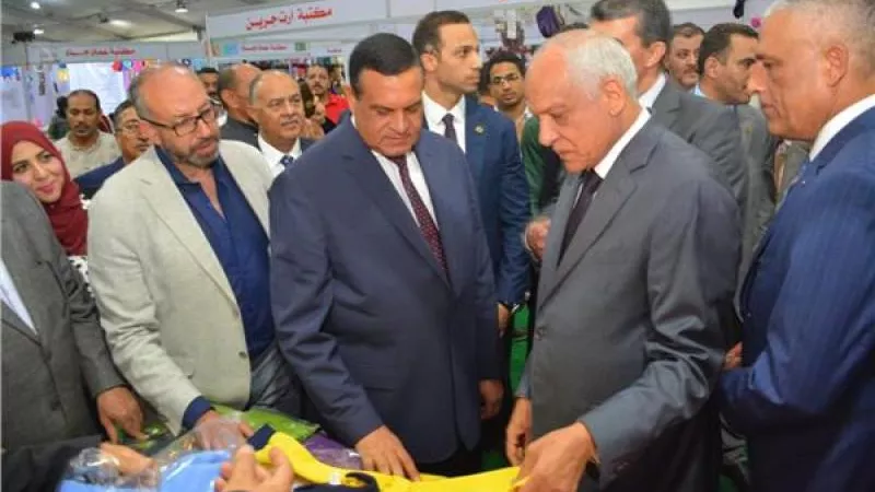 بتخفيضات 30%.. وزير التنمية المحلية يفتتح معرض «أهلا مدارس» في الجيزة