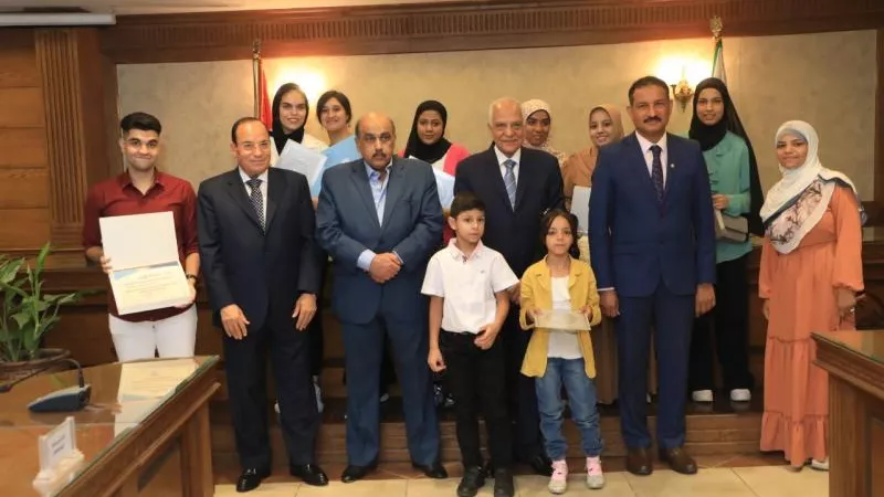 «لاب توب»ومبالغ مالية.. محافظ الجيزة يكرم أوائل الثانوية العامة والأزهرية والدبلومات الفنية