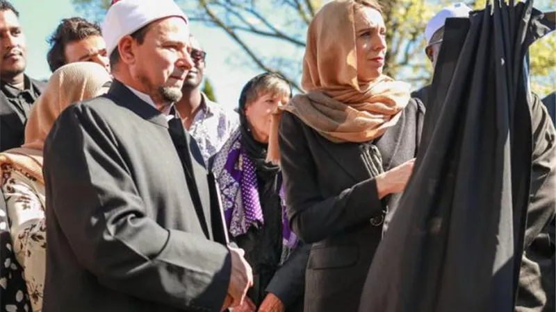 رئيسة نيوزيلندا تظهر من جديد بالحجاب