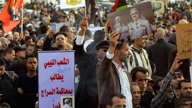 محتجون يقطعون الطريق الساحلي في طرابلس اعتراضا على سوء الأوضاع المعيشية