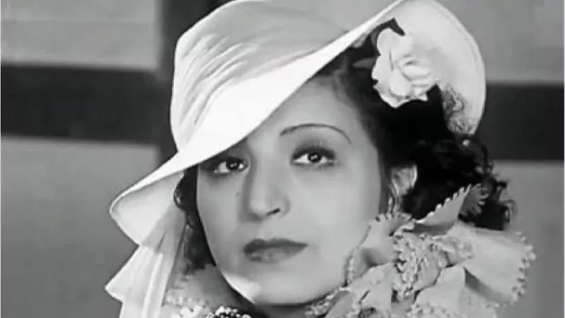 تزوجت أربع رجال منهم شقيق زوجها .. دخلت التمثيل بكذبة علي يوسف وهبي.. حكايات عزيزة أمير أول سينمائية في مصر