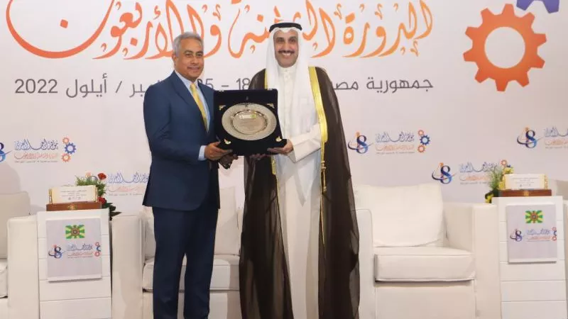 شاهد.. هدية مؤتمر العمل العربي في دورته الـ 48 لوزير القوى العاملة