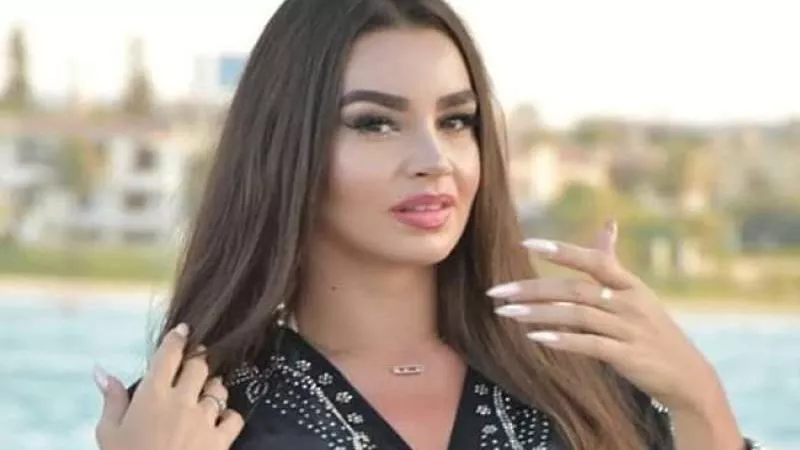 جوهرة بإطلالة جريئة من حمام السباحة في أحدث ظهور
