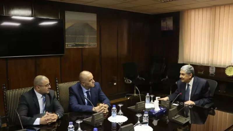 وزير الكهرباء يبحث مع مسئولو شركة اتصالات مصر التعاون في مجالات الطاقة المتجددة