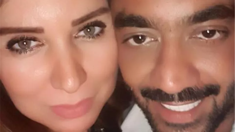 بالفيديو.. ”قبلة” رومانسية من أحمد فلوكس بعد عودته لزوجته المغربية الأولى