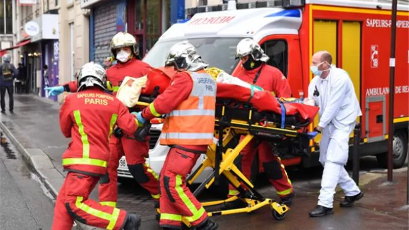 عاجل.. حادث طعن شارلي إبدو يشعل النار في فرنسا.. ورئيس الوزراء يوجه رسالة للشعب