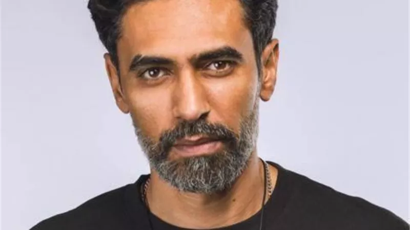محمد علاء يخوض تجربة درامية جديدة أمام أحمد صلاح حسني بعد نجاحه في ”البرنس”.. إليك التفاصيل