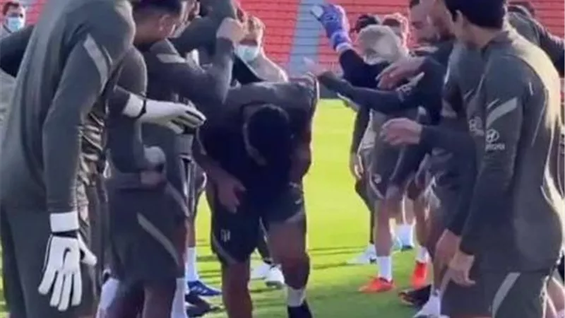 شاهد.. لاعبو أتلتكو مدريد يحتفلون بانضمام سواريز على طريقتهم الخاصة