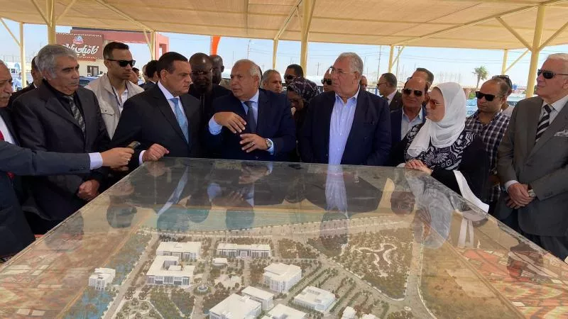 وزير التنمية المحلية ووزيرا التضامن والزراعة يتفقدون مجمع الخدمات الحكومية وحديقة 30 يونيو بالوادي الجديد