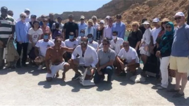 وزير السياحة يصطحب 30 سفيرا فى رحلة بحرية بشرم الشيخ