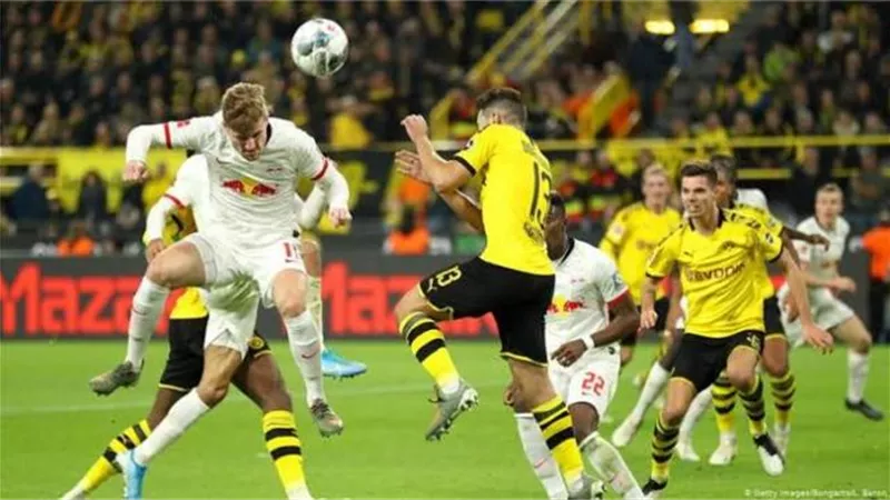 أوجسبورج يفجر مفاجأة بإسقاط دورتموند في البوندسليجا