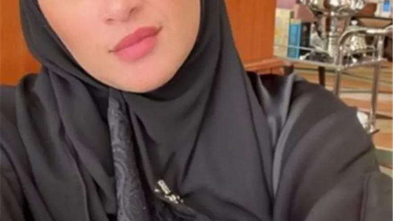 ياسمين عبد العزيز تؤدى مناسك العمرة