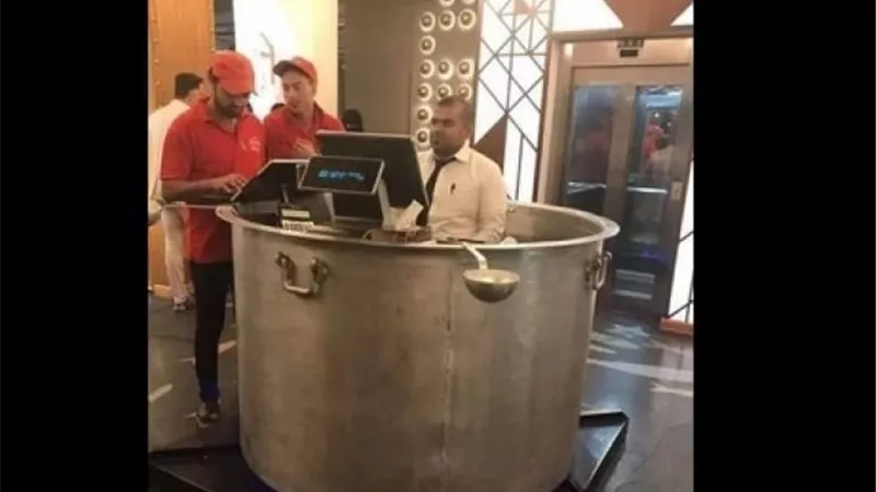 «الكاشير في حلة».. أغرب ديكورات المطاعم تثير الجدل على السوشيال ميديا