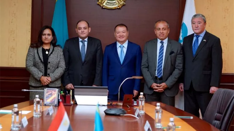 وزير التجارة والصناعة يلتقي وزير الصناعة الكازاخي لبحث تعزيز أطر التعاون الصناعي المشترك بين البلدين