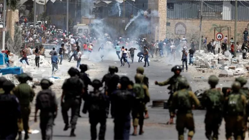 اندلاع مواجهات عنيفة بين فلسطينيين وقوات الاحتلال في القدس