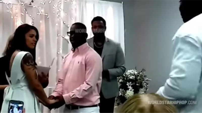 آخر تقاليع كورونا .. أب يدمر زفاف نجله ويضربه أمام المعازيم والسبب غريب
