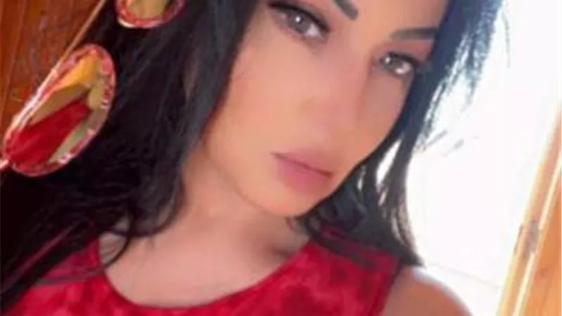 بالفيديو.. فريق «أرواح خفية» يحتفل بعيد ميلاد سمية الخشاب تحت الأمطار