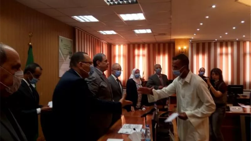 خلال تسليمه شهادات أمان بالشرقية.. وزير القوى العاملة يزف بشرى سارة للعمالة غير المنتظمة