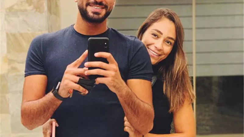 محمد الشرنوبي يتغزل في زوجته.. و راندا ترد :  ”بحبك”