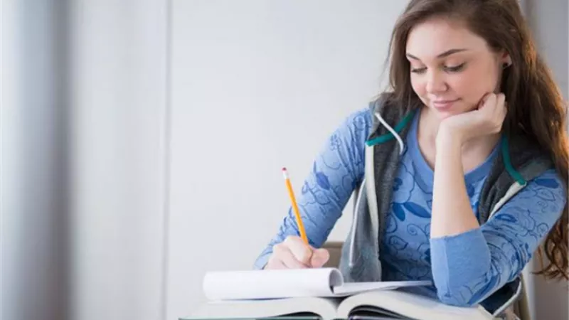 نصائح هامة لحماية العين أثناء المذاكرة.. تعرفي عليها