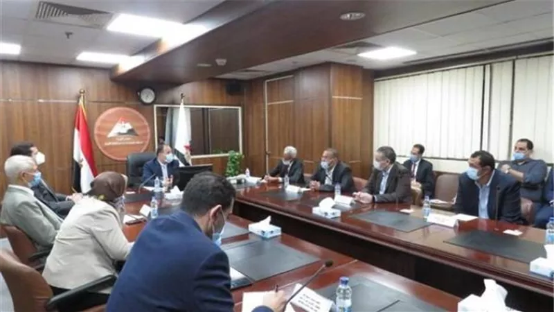 وزير المالية يطالب ممثلى كبرى السلاسل التجارية بترويج المنتج المصرى بأسعار تنافسية