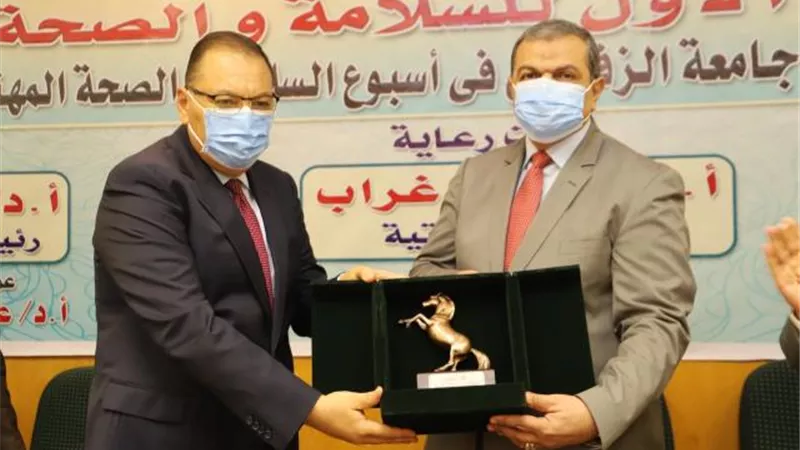بالصور.. ماذا أهدى محافظ الشرقية لوزير القوى العاملة؟