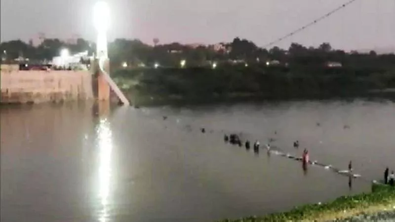 ارتفاع عدد ضحايا انهيار جسر موربي للمشاة بالهند إلى 130 قتيلا