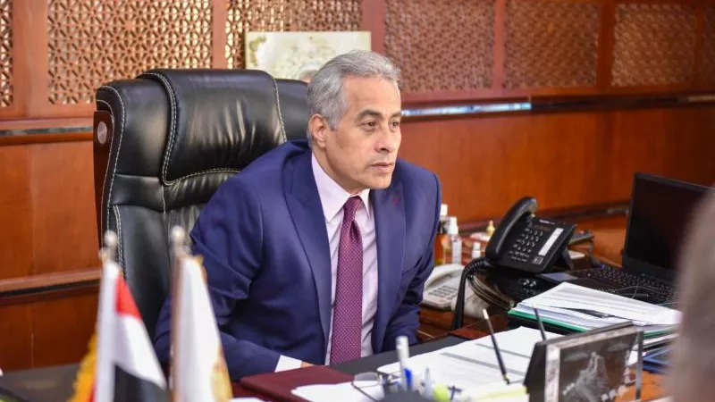 شاهد.. «القوى العاملة» تسلم إعانات تعويضية لأسر ضحايا حادث البحيرة