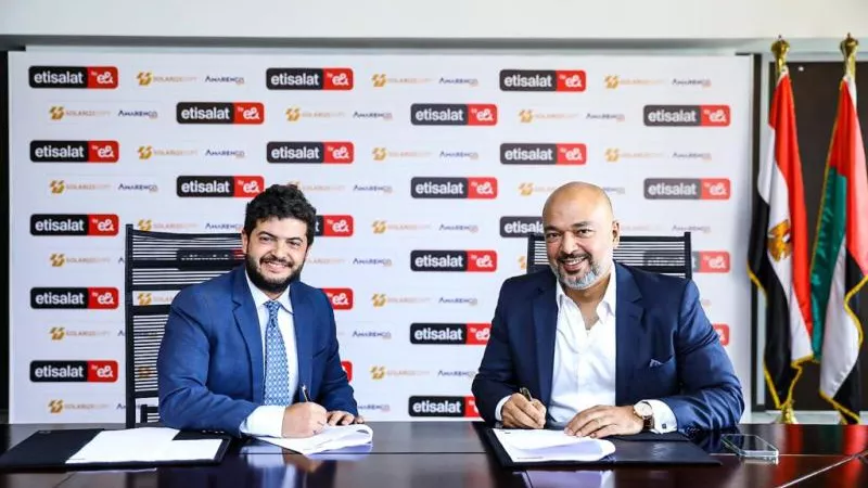 ”اتصالات مصر” توقع اتفاقية شراكة مع ” سولارايز إيجيبت” لتشغيل أبراج المحمول بالطاقة الشمسية