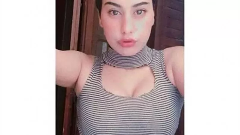 بعد إخلاء سبيلها.. منة عبد العزيز علي سجادة الصلاة بالحجاب : أنا بصلي يا جماعة والله ”فيديو”