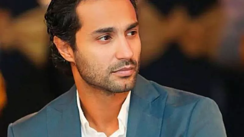 كريم فهمي يبدأ تصوير دوره في مسلسل ”موعد علي الغداء”