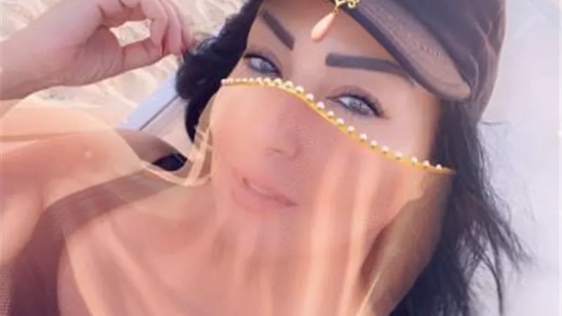 بالبرقع.. سمية الخشاب تخطف الأنظار على شاطىء البحر