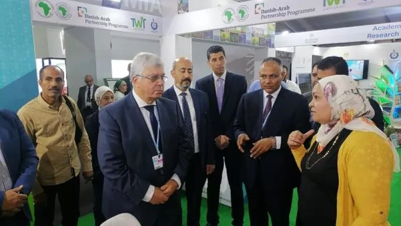 وزير التعليم العالي يتفقد جناح وزارة التعليم العالي والبحث العلمي في المنطقة الخضراء بمؤتمر المناخ