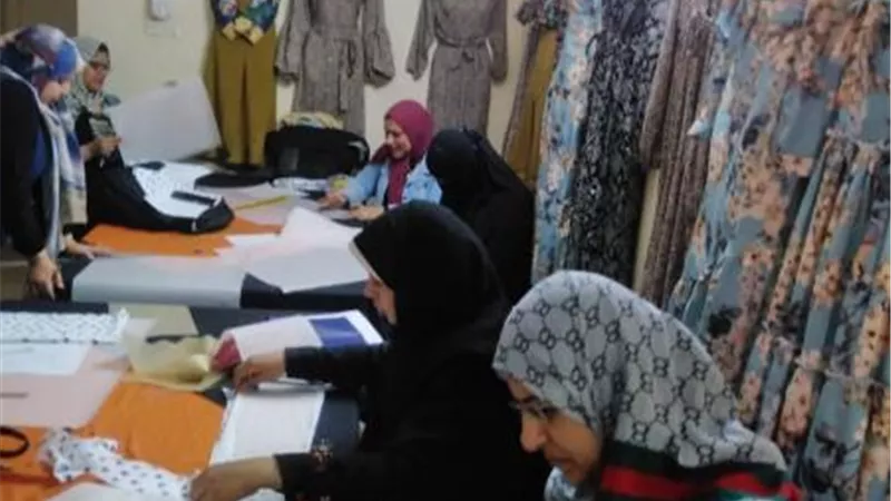 بالصور.. دورة تدريبية على مهنة التفصيل والخياطة بالغربية