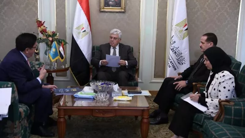 وزير التعليم العالي يبحث مع سفير كازاخستان بالقاهرة آليات التعاون