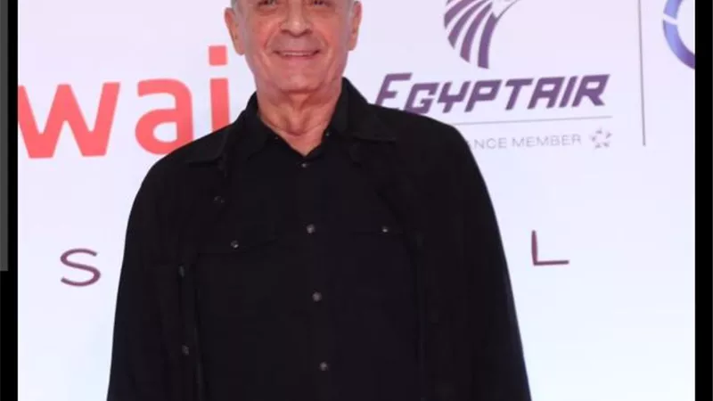 محمود حميدة يمازح المصورين علي السجادة الحمراء في مهرجان القاهرة السينمائي الدولي