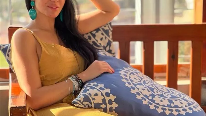 ميرهان حسين تخطف الأنظار بإطلالة ساحرة