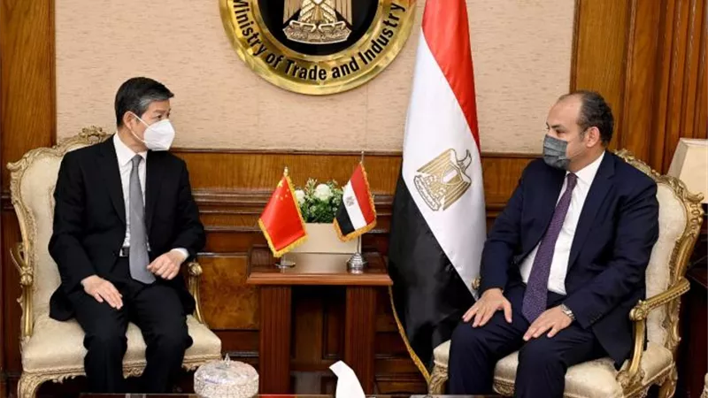 وزير التجارة والصناعة يبحث مع سفير الصين بالقاهرة سبل تعزيز التعاون الاقتصادي بين البلدين