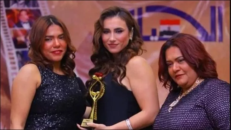 تكريم هلا السعيد فى مهرجان الحياة للدراما عن دورها في مسلسل ”يوتيرن”