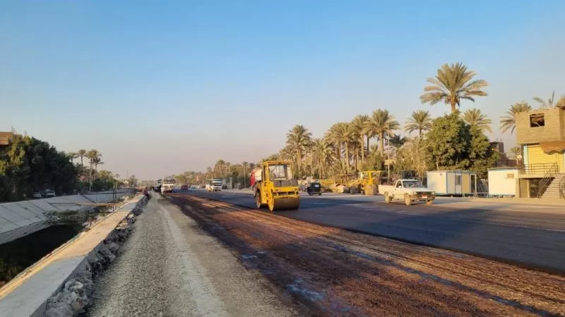 بالصور.. محافظ الجيزة يتابع تطوير ورصف طريق المنصورية - الطريق الابيض بطول ٧ كم