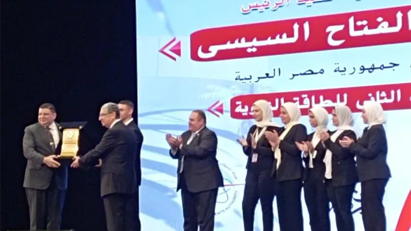 رئيس المحطات النووية يسلم وزير الكهرباء درع الهيئة عرفانا بدوره