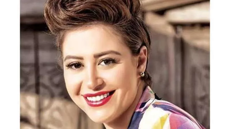 وصول منة شلبي لمحكمة مصر الجديدة لحيازتها 12 كيسا لمخدر الماريجوانا