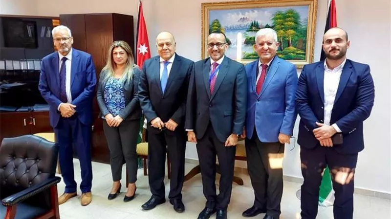 وزير التعليم العالي يتلقى تقريرًا حول التعاون بين معهد إعداد القادة واتحاد الجامعات العربية