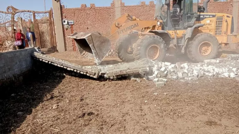 شاهد.. إزالة التعديات علي الأراضي الزراعية ومخالفات البناء بالجيزة