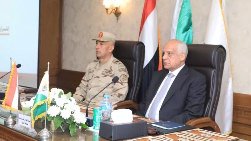 شاهد.. محافظ الجيزة يكرم أسر شهداء القوات المسلحة